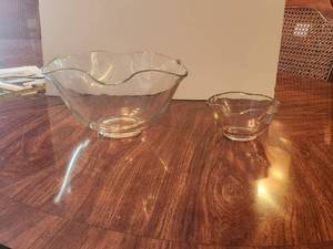 lot 109 image: Selection of 2 scalloped rim bowls