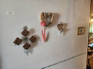 lot 117 image: Wall decor in front entry