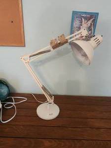 lot 423 image: Moveable arm office desk light