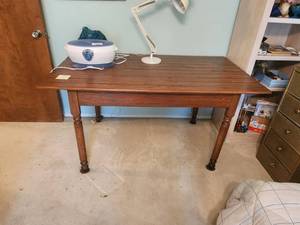 lot 424 image: Nice wood table