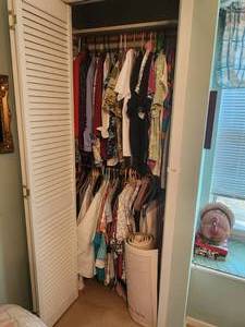 lot 420 image: Contents of bedroom closet - mostly clothes
