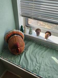lot 419 image: Ceramic Turkeys and Christmas tree decorations