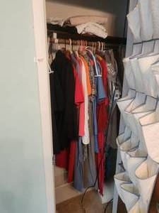 lot 415 image: Contents of bedroom closet - mostly clothes