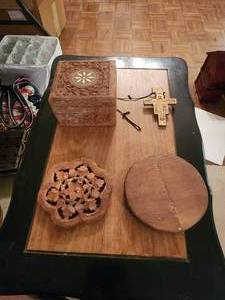 lot 121 image: Selection of hand carved wood items
