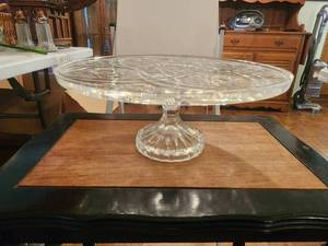 lot 128 image: Vintage Anchor Hocking pedestal cake plate