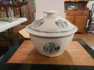 lot 129 image: Vintage rice-soup bowl with lid and crane motif