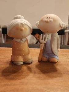 lot 140 image: Grandma and Grandpa bumpkin figures