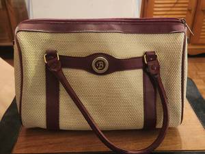 lot 142 image: Purse by Bueno California