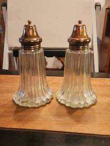 lot 143 image: Vintage glass salt and pepper shaker