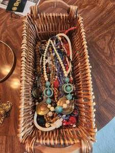 lot 146 image: Generous selection of jewelry - necklaces