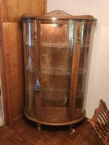 lot 157 image: Vintage curved front glass and wood curio cabinet with key