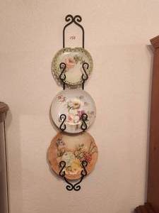 lot 158 image: Selection of 3 collector plates with hanger