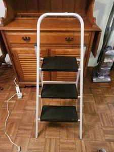 lot 237 image: Skinny Mini 3 step stool
