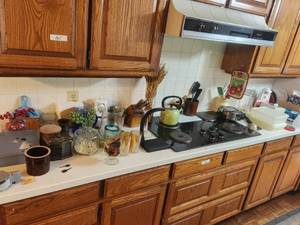 lot 164 image: Items on top of countertop in kitchen