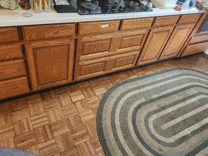 lot 166 image: Selection of items in lower cabinets and drawers in kitchen