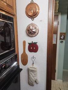 lot 167 image: Wall hangers in kitchen