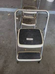 lot 171 image: Cosco 2 step stool