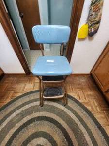 lot 178 image: Vintage stool with seat