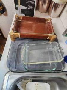 lot 180 image: Selection of Pyrex baking dishes