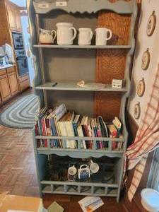 lot 186 image: Contents on wood shelf unit