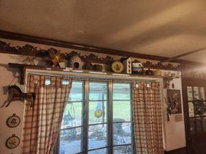 lot 187 image: Selection of items on shelf above window