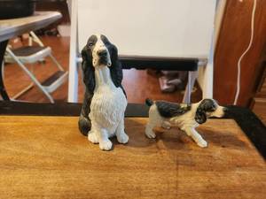 lot 207 image: Selection of 2 dog figures