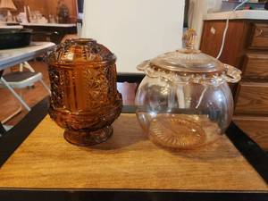 lot 208 image: Amber depression glass cookie jar (lid has been repaired) and 60s Indiana glass amber stars & bars fairy lamp