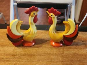 lot 210 image: Vintage 1964 Rooster salt and pepper shakers