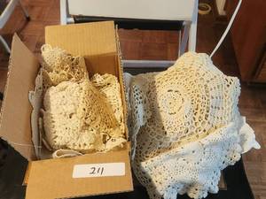 lot 211 image: Box of vintage dollies
