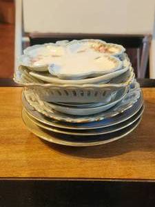lot 212 image: Selection of small collector plates
