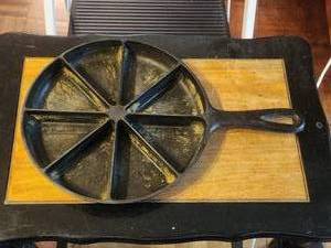 lot 223 image: Vintage cast iron cornbread skillet