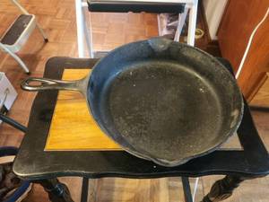lot 226 image: Vintage Cast iron Griswold frying pan