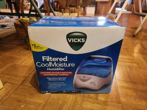 lot 306 image: Vicks filtered cool moisture humidifier