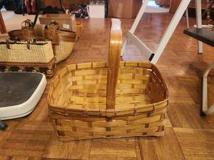 lot 283 image: Large 1 handle basket by Pot Company