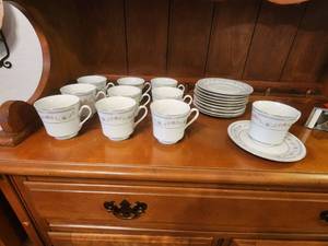 lot 278 image: Set of 9 coffee cups and saucers by Tivoli