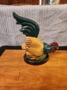 lot 243 image: Rooster-chicken decor
