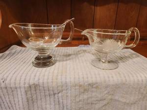 lot 246 image: Selection of 2 glass footed gravy bowls - bigger one has crack, other one has etched flowers