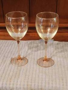lot 252 image: Selection of 2 wine glasses with pink tint
