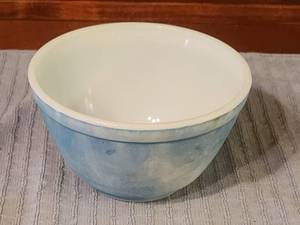lot 266 image: Vintage light blue Pyrex mixing bowl