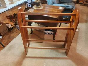 lot 314 image: Wood quilt rack