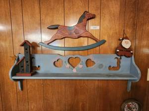 lot 355 image: Selection of country wall hanging decor with shelf