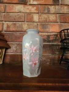 lot 363 image: Vintage fine china Japanese flower vase