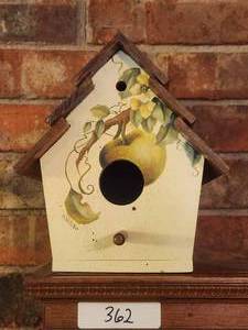 lot 362 image: Home decor birdhouse