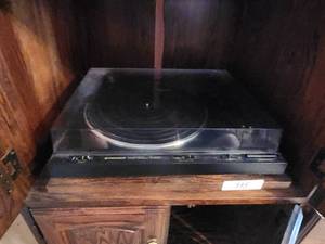 lot 395 image: Pioneer stereo turntable - PL-600