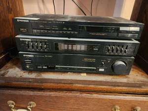 lot 397 image: Pioneer stereo amplifier - SA1290 and FMAM digital synthesizer tuner - TX1090Z