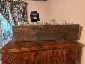 lot 392 image: Wood candle holder with 6 glass tealight candle holders