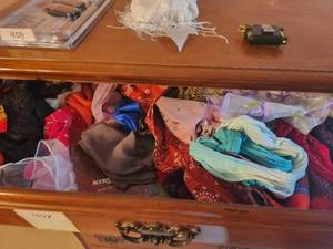 lot 408 image: Contents of hutch