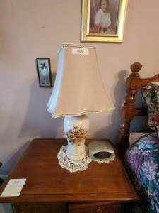 lot 400 image: Ginger jar flower themed Lamp and shade - matches 384
