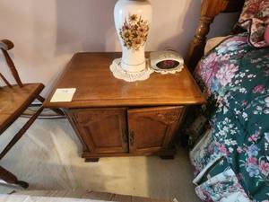 lot 399 image: Very nice wood nightstand - matches 385