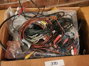 lot 370 image: Selection of electronics
